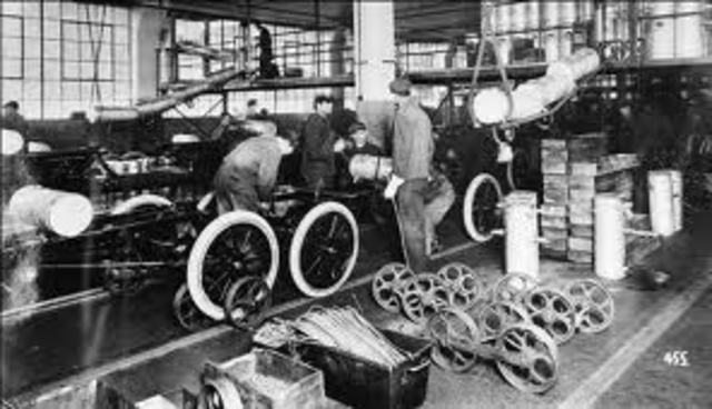 Cuál fue la primera compañía automotriz en producir en masa sus vehículos