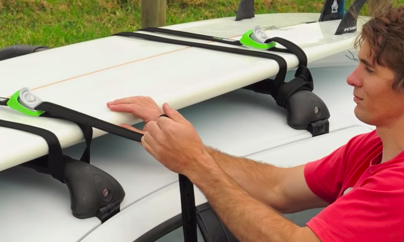 Existen portaequipajes o barras de techo diseñados para transportar tablas de surf