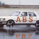 Cuál fue el primer automóvil en incorporar frenos ABS