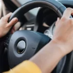 Puede una mala alineación de las ruedas causar vibraciones en el volante del automóvil